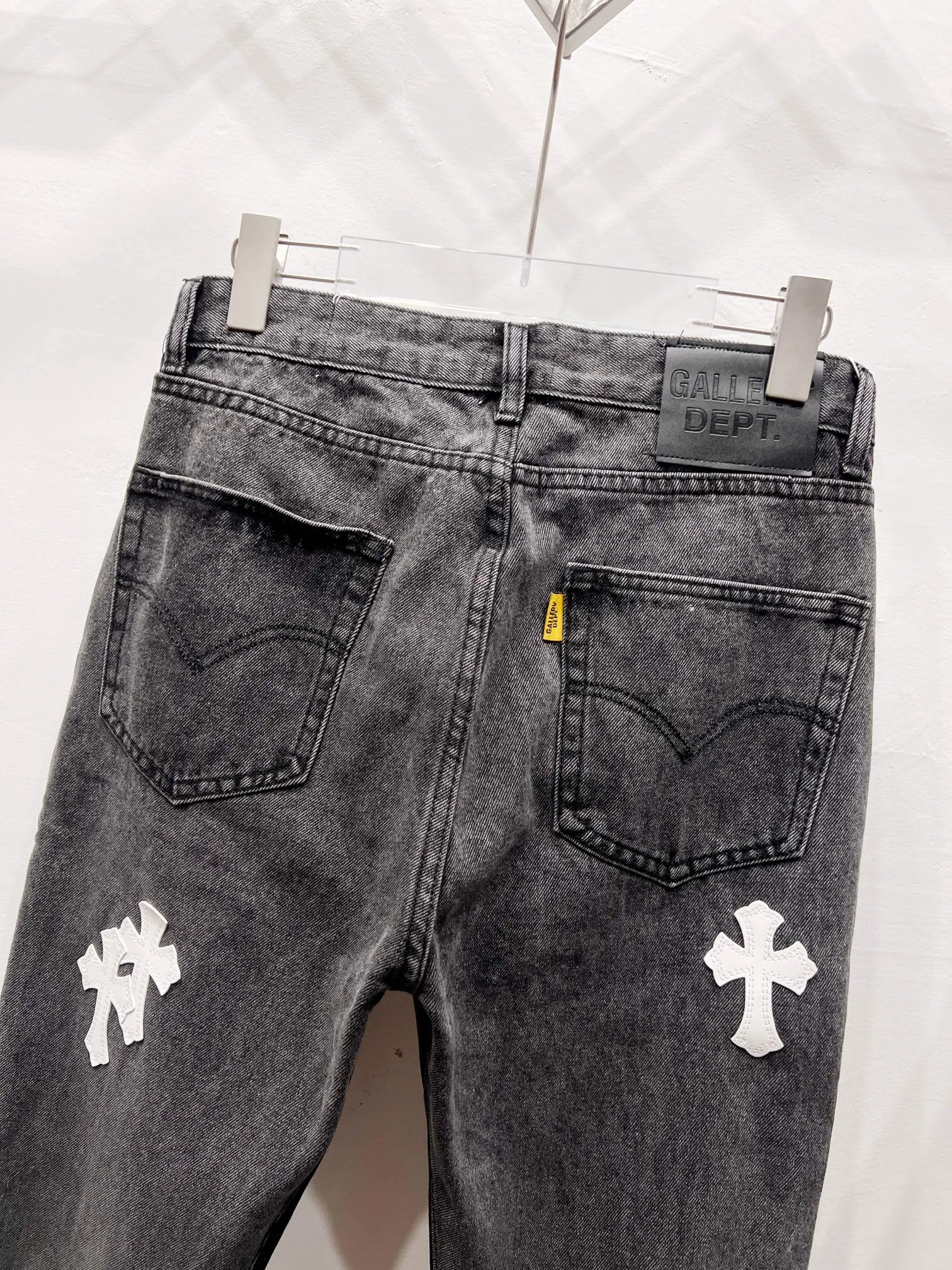 P250 Style No.: (c061) GALLERY DEPT & Chrome Hearts Co-branded spliced cross loose washed flared jeans to truly restore the ultimate vintage texture. The original hardware accessories, washed and other elevators, QR code analysis are all purchased from the original factory, with a high degree of restoration. You are welcome to compare with a certain product ~ Three-dimensional version Loose and comfortable, not picky about the body shape, taller and slimmer, factory Seiko, original factory quality control, same style for men and women, can be matched with couples, versatile recommendation Jeans that are a must-have for all seasons. Trendy people have been disappointed. From the quality selection of fabrics, the tailoring of details, and the matching of patterns, they are all impeccable! The upper body is so handsome when worn...it can be easily worn by men, women and children! The craftsmanship uses heavy-duty washed pure cotton denim fabric. After washing, it is soft and thick. It is very stylish when worn on the body. Size: 28, 30, 32, 34, 36 (S-XXL) Color: Stitching